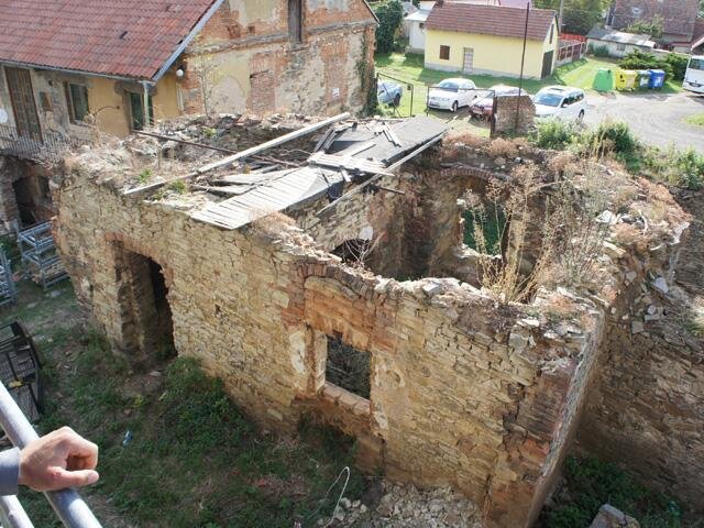 Pohled na polygonální baštu před zahájením její obnovy v roce 2015