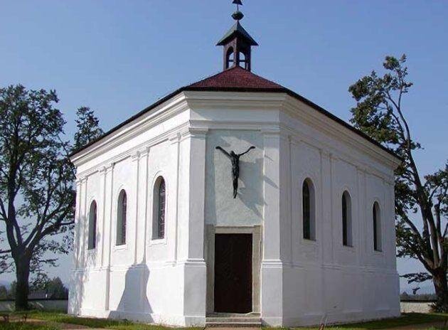 Jako příklad vzorově opravené památky uvádí portál obnovu kaple Nejsvětější Trojice v Andělské Hoře na Karlovarsku. 