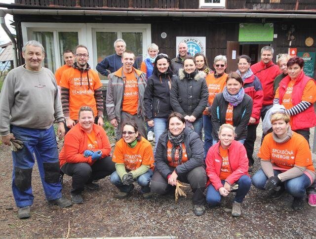 Projekt obnovy chaty je i vyhledávaným místem firemních teambuildingů, na snímku je pracovitá parta z ČEZ.