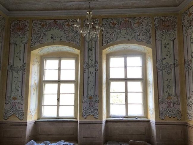 Ukázalo se, že malby byly překryty již v roce 1831 jiným nátěrem, po roce 1903 dokonce tapetami a později dalšími vrstvami.