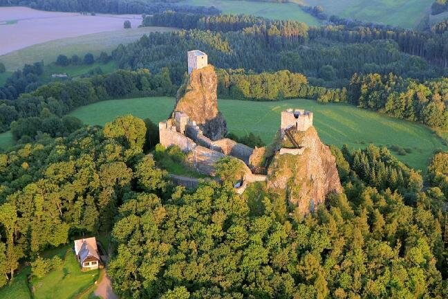 Trosky jsou zřícenina hradu na vrcholu stejnojmenného vrchu na území Chráněné krajinné oblasti Český ráj a zároveň také Geoparku Český ráj.