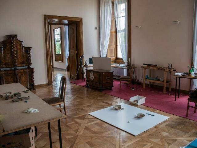  Pracovní stoly studentů restaurátorství jsou umístěny přímo v interiérech zámku Slavkov.