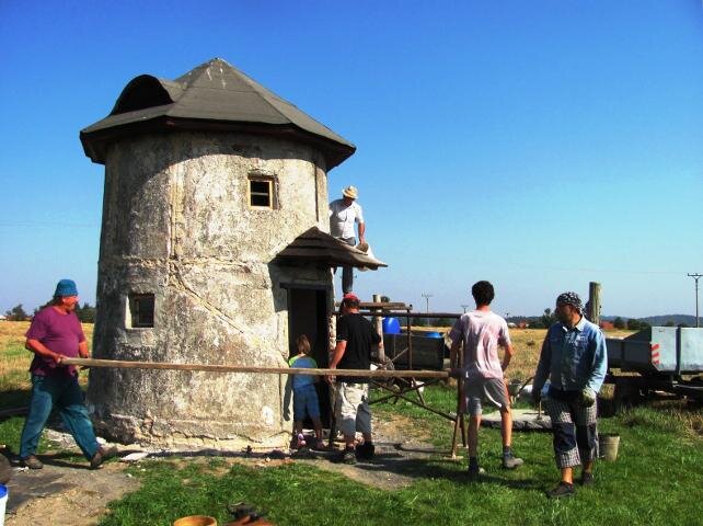 Dokončování stavebních prací ve větrném mlýně Spálov