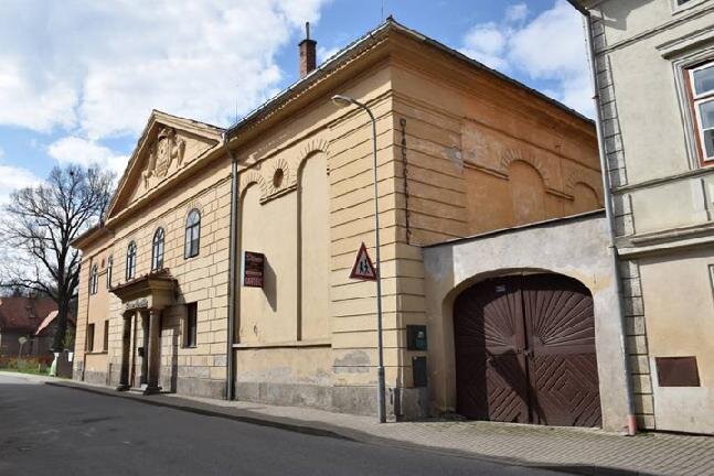 Budova tvoří významný urbanistický celek.