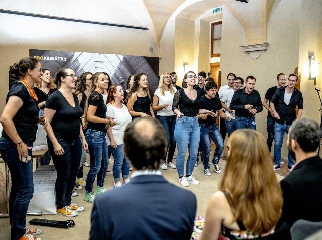 O hudební doprovod se postaral pražský acapella sbor Všelijak.