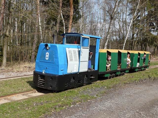 První den jízd 14. 4. 2011 s vypůjčenými osobními vozy DM12 z muzejní expozice Krásno a lokomotivou BN30R s č. 8, vagonky z Krásna jsou natřené zeleně.
