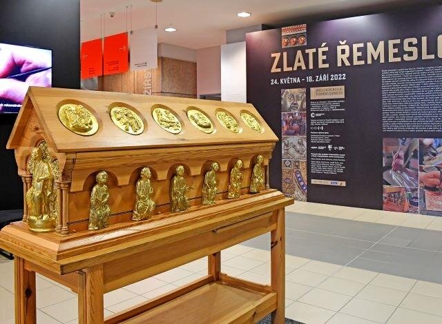 Dominantou vstupu do výstavy je haptický model relikviáře svatého Maura. Se zlatnickými technikami se tak mohou seznámit i nevidomí.