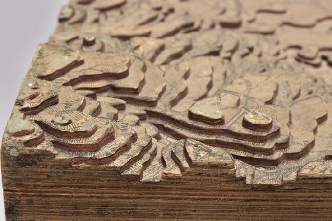 Detail červeného nátěru vrstevnic