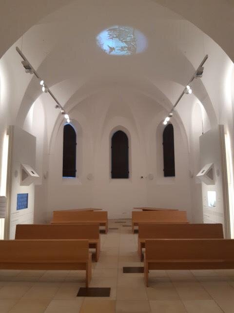 Interiér opraveného presbytáře kaple