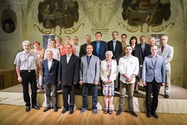 Společný snímek oceněných zástupců veřejných sbírek z roku 2017, kde sbírka na obnovu bozkovských varhan získala Cenu veřejnosti.