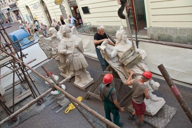 Instalace tří kopií soch archandělů Michaela, Gabriela a Rafaela na průčelí loretánské kaple.