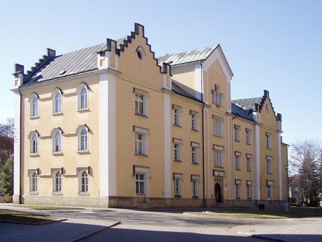 Škola byla postavena v novogotickém slohu v roce 1855 podle návrhu architekta Františka Schmoranze staršího.