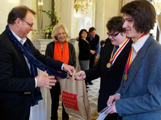 Předávání cen vítězů soutěže „Praha plná památek“ na slavnostním ceremoniálu.