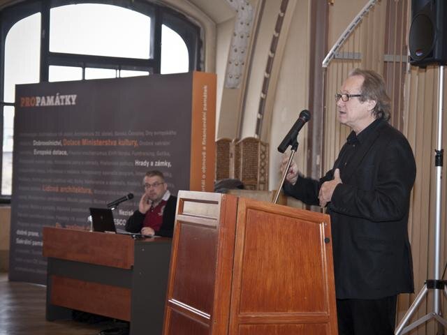 Jaroslav Fragner z Výzkumného centra průmyslového dědictví při ČVUT v Praze hovoří v roce 2012 o pražských nádražích.