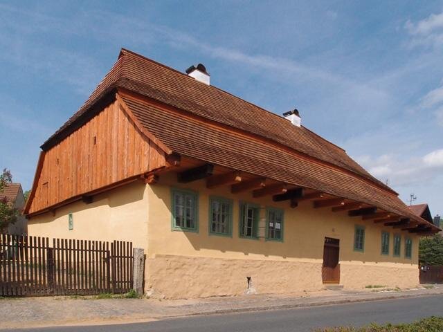 Kdyňské chalupě hrozil dlouhodobě zánik a definitivní záchranu přinesl až odkup městem, které v roce 2016 zahájilo nezbytné práce.