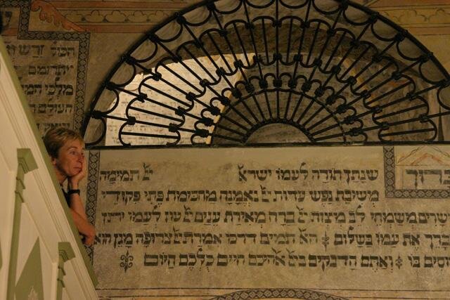 V interiéru synagogy se dochovaly cenné hebrejské nápisy. 