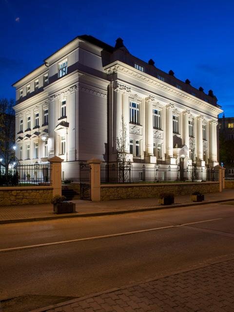 Hlavní průčelí monumentální budovy v Žilině zajišťuje šest světlometů ERCO Lightscan o celkovém výkonu 288 W.