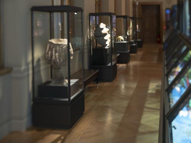 Osvětlení je řešeno ve dvou úrovních – prostor a expozice. 