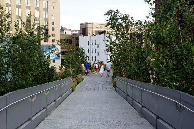 Park High Line vznikl konverzí nadzemní železnice vedoucí přes 23 městských bloků manhattanské čtvrti West Side.