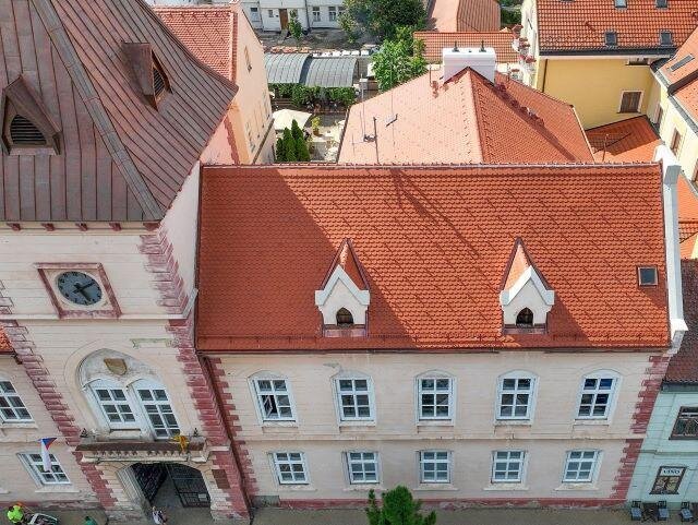 Pohled z ptačí perspektivy na novou střechu s vikýři