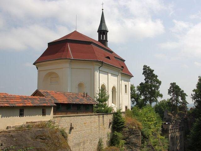 Na střechu kaple sv. Jana Nepomuckého z 18. století se vrátily pálené bobrovky (archivní snímek).