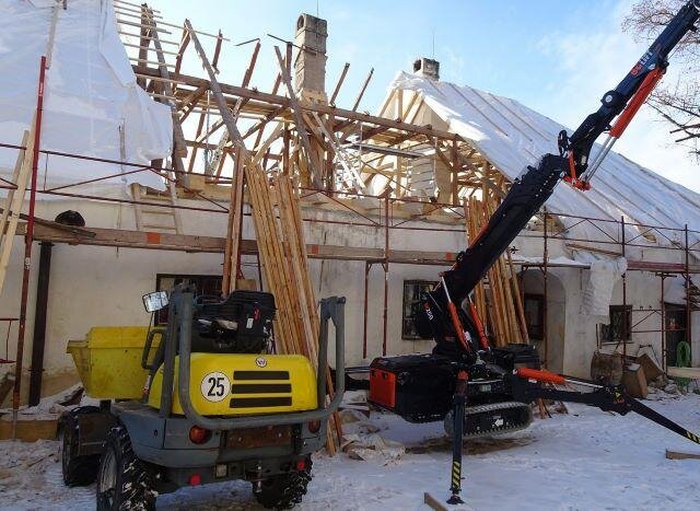 Řemeslníci firmy H&B delta pracovali na obnově střech i v zimních měsících.