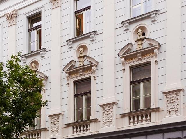 Novorenesanční fasáda zahrnuje korunní římsy, plastické členění jónskými sloupy, nadokenní římsy nebo užití kuželek u čelních okenních portálů a zábradlí.