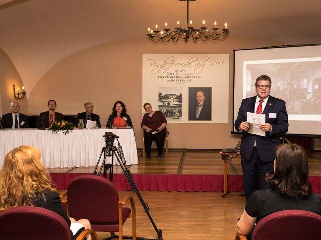 Z pódia nezaznívaly pouze odborné příspěvky, ale i organizační pokyny k nabitému programu konference.