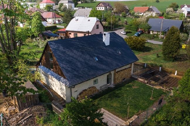 Obnovená chalupa čp. 48 v Daňkovicích z ptačí perspektivy