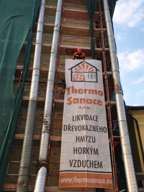 Kvůli instalaci potrubí muselo být nejprve postaveno pomocné lešení.