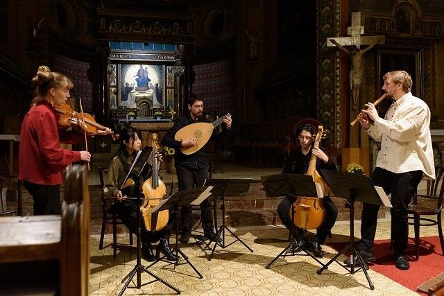 Pořadatel pozval na festival i soubor LA QUINTA PARS, jehož jednotliví interpreti pocházejí z Francie, Chile, Japonska i České republiky.