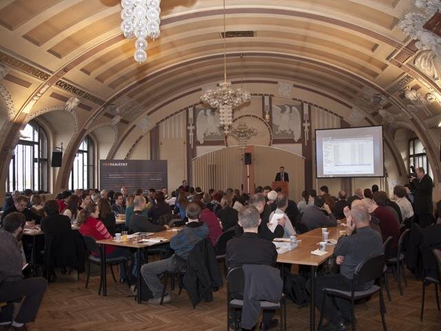 Zaplněný sál na pražském hlavním nádraží přivítal v roce 2012 účastníky konference Obnova a využívání nádraží.