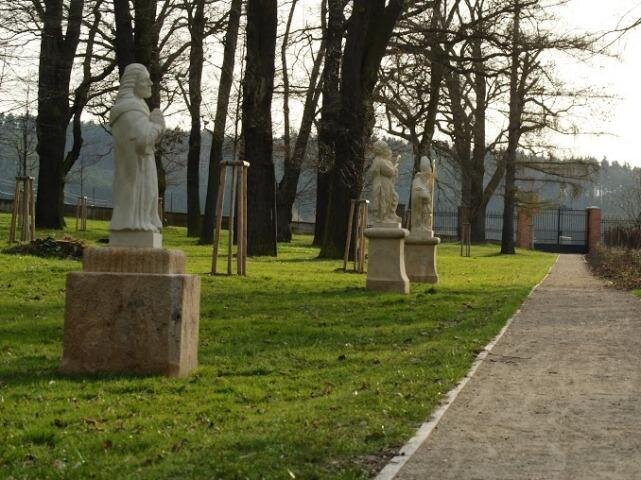Liblín – výroba replik tří odcizených soch z podstavců v bývalém zámeckém parku