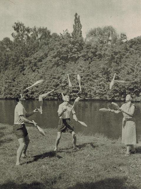Fotografie z výstavy – žongleři z knihy Za cirkusem