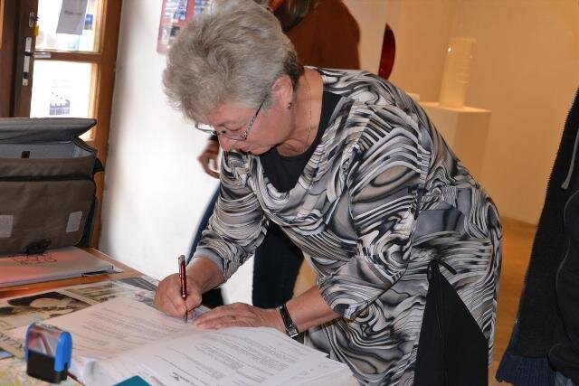Radní Marie Kružíková podepsala smlouvu o předání opony od Kraje Vysočina do vlastnictví Národního památkového ústavu.