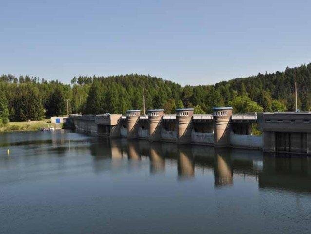 Využití vodní energie připomíná přehradní hráz Krušberk.