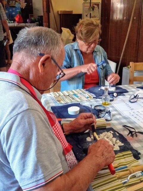 Mezigenerační workshop v Sázavském klášteře – v náznaku výuka opracovávání archeologických nálezů