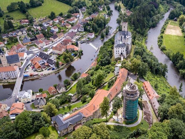 Celkový pohled z dronu na hradní areál Rožmberku