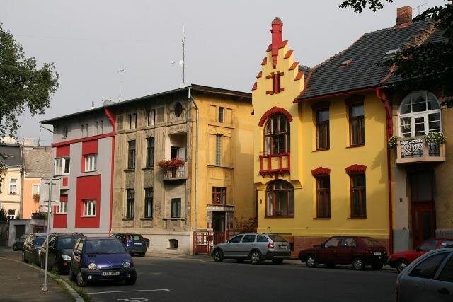 Altův dům v Opavě. Fasáda byla v roce 2011 díky dotaci Ministerstva kultury, podle návrhu restaurátora Filipa Menzela a firmy Winro pečlivě doplněna, konzervována a malby restaurovány.