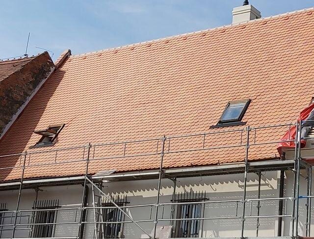 Nová střecha špitálku září do daleka.