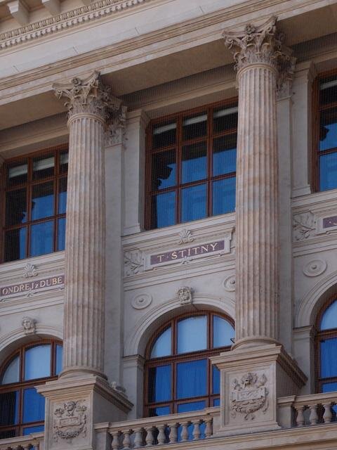 Na výzdobě budovy se podíleli významní umělci, například František Ženíšek, Bohuslav Schnirch, Julius Mařák nebo Vojtěch Hynais.