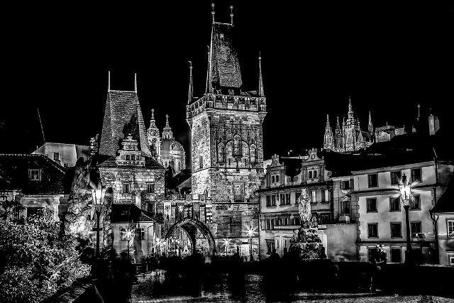 Malostranské mostecké věže v nočním osvětlení
