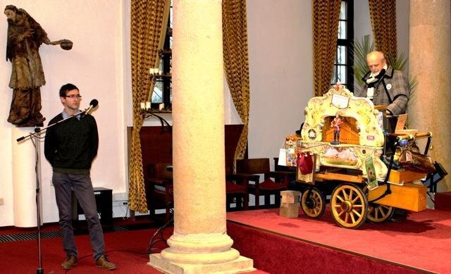 Patrik Pařízek hovořil o historii hracích automatů a Jan Bondra ho doprovázel hrou na flašinet.