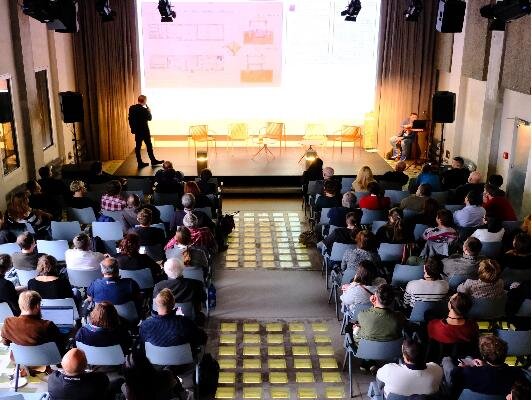 Konferenční sál vznikl konverzí někdejšího obilního sila automatických mlýnů.