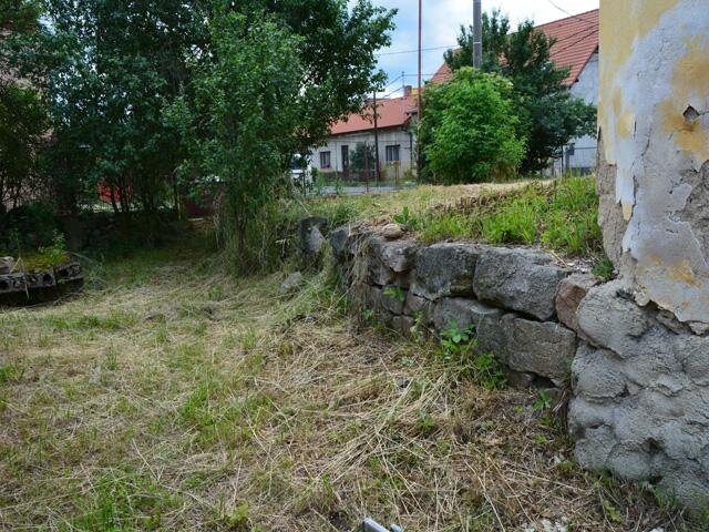 Taras se zbytky náletů