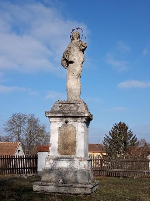 Barokní socha sv. Jana Nepomuckého