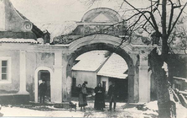 Historický snímek brány statku asi z roku 1900