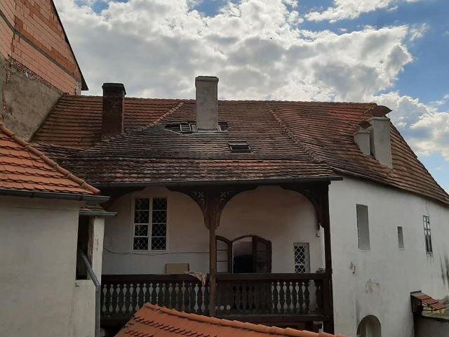 Dům má v zadní části romantickou pavlač.
