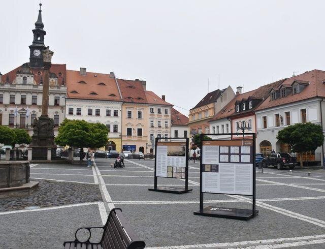 Panely s informacemi o zaniklých stavbách jsou rozmístěny v plenéru centra České Lípy.