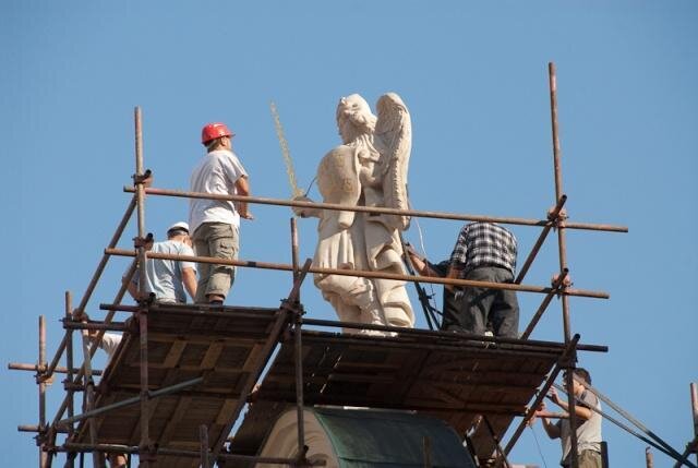 Instalace tří kopií soch archandělů Michaela, Gabriela a Rafaela na průčelí loretánské kaple.